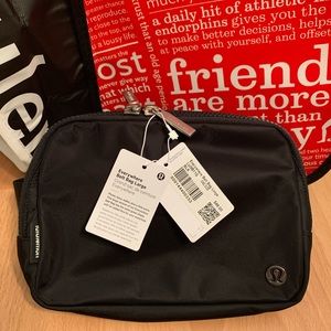 (SOLD) Lululemon Everywhere Belt Bag (Black)